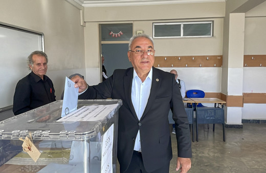 DSP Genel Başkanı Önder Aksakal, oyunu Üsküdar'da kullandı