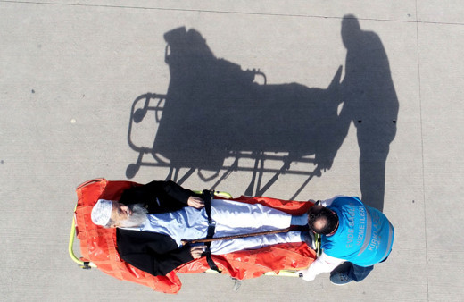 Kırklareli'nde yaşlı adam oyunu sedye üzerinde kullandı