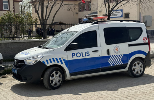 Sandık başında kavga! Sandık görevlisi muhtarı bıçakladı!