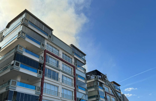 Ankara'da 8 katlı binanın çatı katında yangın çıktı!