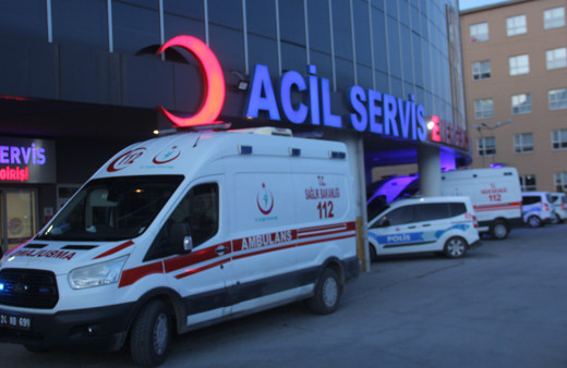 Oy kullanmak için gittiği okulda merdivenden düşerek yaralandı