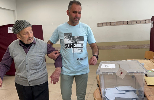 91 yaşındaki adam, iki kişinin kolunda sandığa gidip oyunu kullandı