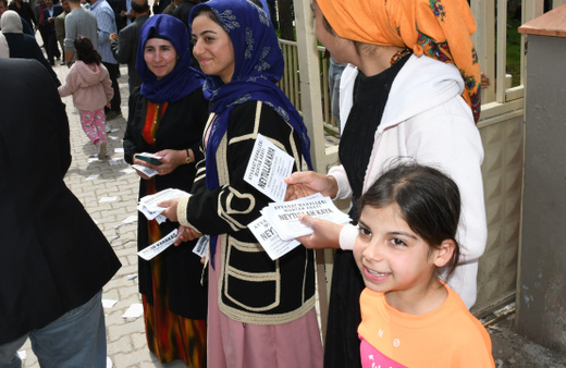 9 yaşındaki Edanur muhtar adayı amcası için oy toplamaya çalıştı