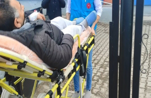 Kars’ta bir vatandaş sedye ile oy kullanmaya geldi