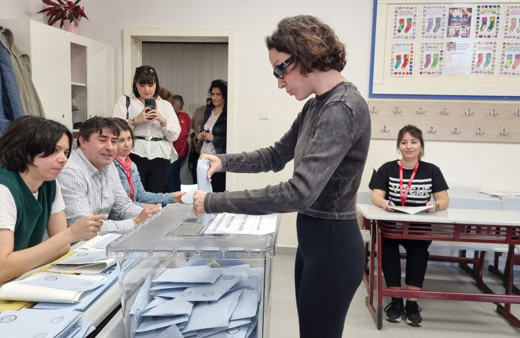 Zeynep Bastık, oy sırası beklemek istemeyince yerine asistanını koydu