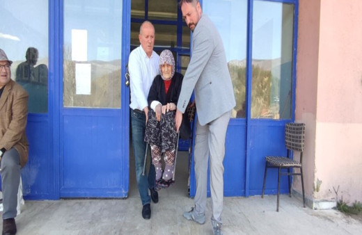 100 yaşındaki Fadime nine oy kullanmaya oğlunun sırtında gitti