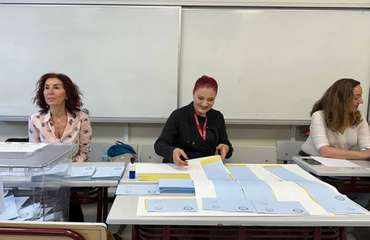 Candan Erçetin, Beşiktaş'ta bir okulda sandık kurulu üyesi oldu