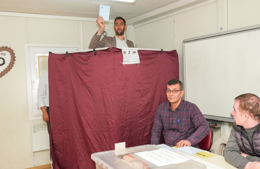 "Dünyanın en uzun adamı" oyunu böyle kullandı