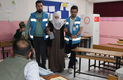 Diyarbakır'da engelli ve hasta seçmenler ekiplerin yardımıyla oy kullandı