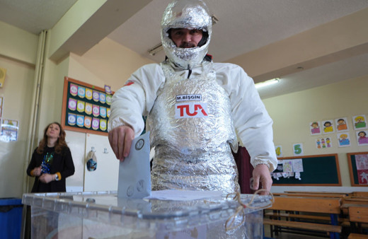 Muay thai milli sporcusu astronot kostümüyle oy kullandı