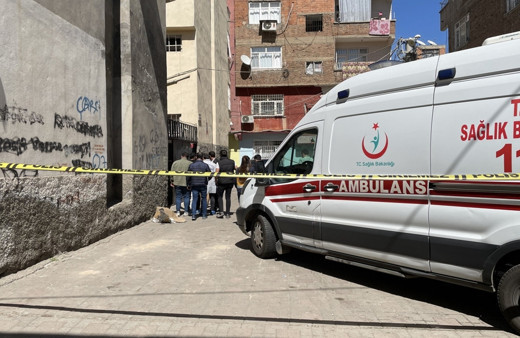 Diyarbakır'da eve düzenlenen silahlı saldırıda 1'i kadın 2 kişi öldü