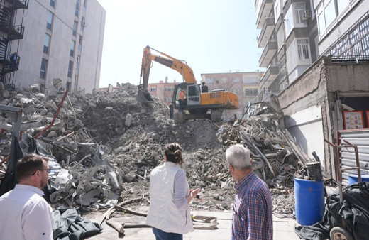 Ankara'da istinat duvarı çöktü, 1 işçi enkaz altında!