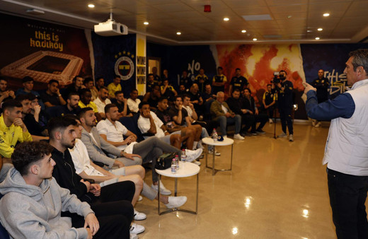 Fenerbahçe'de Başkan Ali Koç ve yönetim kurulu, futbol takımıyla bir araya geldi