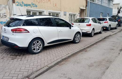 Kaldırıma park edilen araçlardan yayalara yer kalmadı