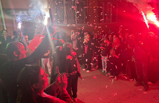 Üçüncü kez muhtarlığı kazandı, mahalle şenlik alanına döndü