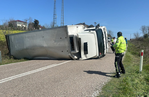 Sinop’ta devrilen kamyonun sürücüsü yaralandı