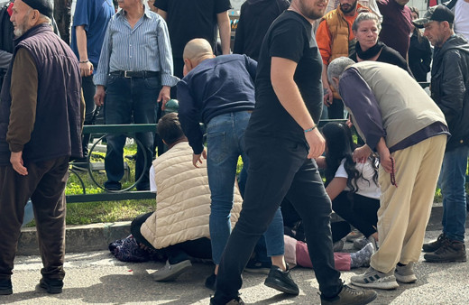 Otomobilin çarptığı anne ile iki çocuğu ağır yaralandı