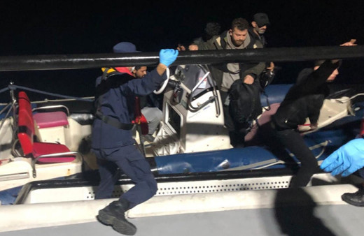 Ege denizinde sürüklenen bottaki 17 düzensiz göçmen kurtarıldı!