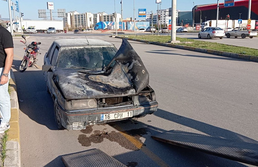 Seyir halindeyken yanan otomobil kullanılmaz hale geldi
