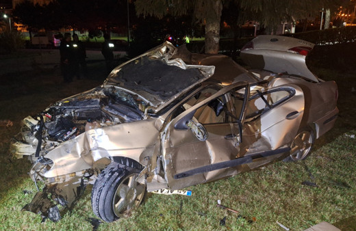 Otomobil duvara çarparak tarlaya devrildi, biri ağır iki kişi yaralandı