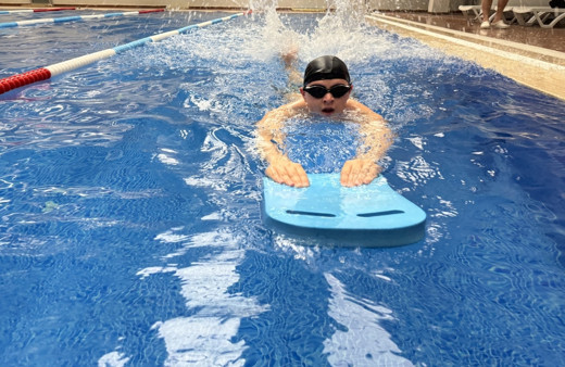 Otizmli genç çekinerek başladığı yüzmede madalya hedefliyor