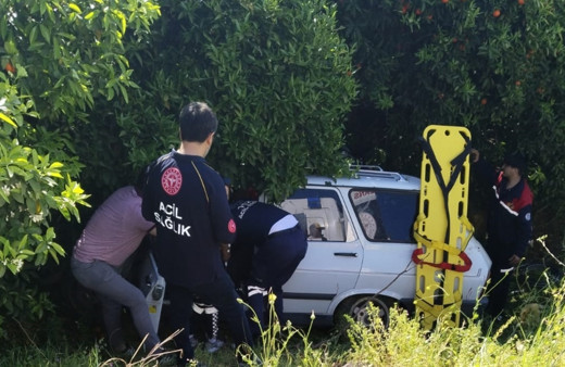 Adana'da narenciye bahçesine devrilen otomobildeki 4 kişi yaralandı