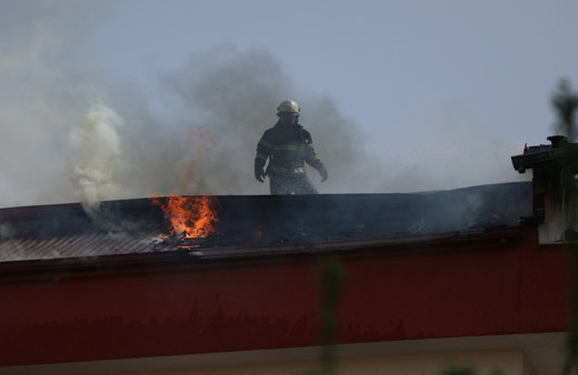 Tekirdağ'da bir binanın çatı katında çıkan yangın söndürüldü