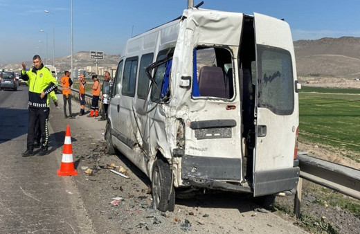 Kayseri'de kamyon ve iki işçi servisinin karıştığı trafik kazasında 10 işçi yaralandı