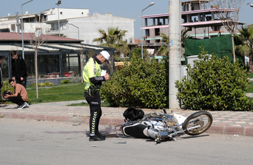 Manisa'da elektrik direğine çarpan motosikletin sürücüsü öldü