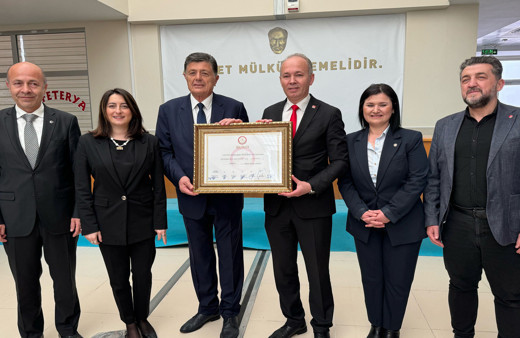 Bartın Belediye Başkanı Rıza Yalçınkaya, mazbatasını aldı