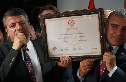 Adıyaman Belediye Başkanı Abdurrahman Tutdere, mazbatasını aldı