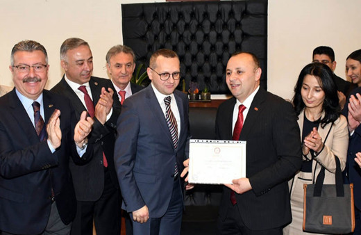 Amasya Belediye Başkanı Turgay Sevindi, mazbatasını aldı