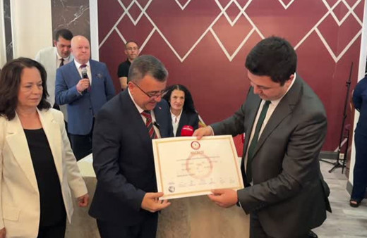 Balıkesir Büyükşehir Belediye Başkanı Ahmet Akın mazbatasını aldı