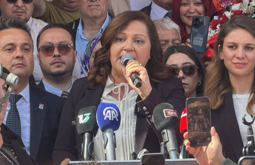 Afyonkarahisar Belediye Başkanı Burcu Köksal mazbatasını aldı