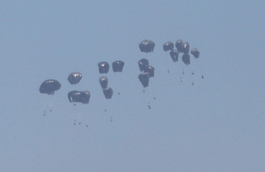 Gazze Şeridi'nin kuzeyine paraşütle insani yardım indirildi