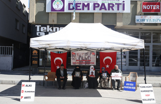 Muşlu aileler, DEM Parti önündeki "evlat nöbeti"ni sürdürüyor