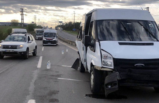 Servis araçlarının çarpıştığı trafik kazasında 16 kişi yaralandı!
