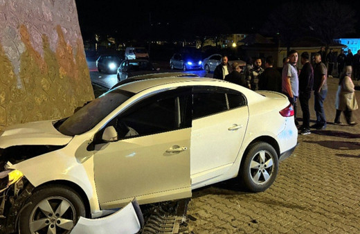 İki otomobilin çarpıştığı kazada 2 kişi yaralandı