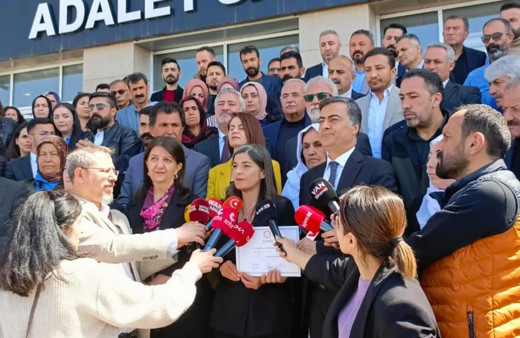 DEM Partili Abdullah Zeydan mazbatasını aldı