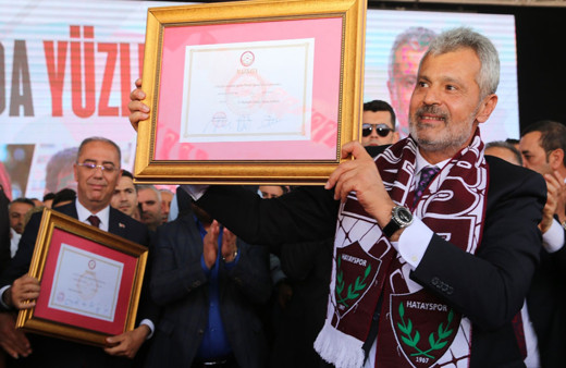 Hatay Büyükşehir Belediye Başkanı Mehmet Öntürk mazbatasını aldı