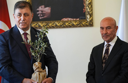 İzmir Büyükşehir Belediyesinde devir teslim töreni yapıldı! Tunç Soyer'den 'desteğe hazırım' mesajı