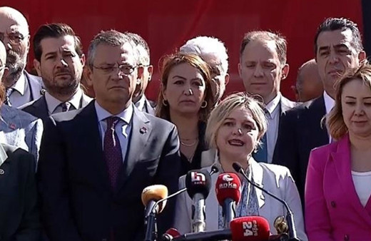 Özgür Özel ve partililer YSK önünde! CHP, Hatay için 'seçim iptali' başvurusu yaptı