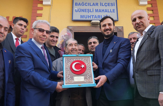 İstanbul'un en yaşlı muhtarı görevini törenle devretti