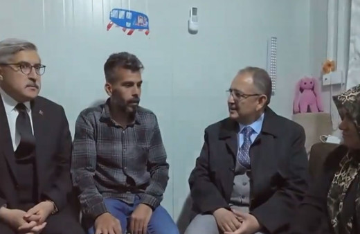 Bakan Mehmet Özhaseki'den depremzede aileye ziyaret! Çocuklara bayram harçlığı verdi, hediyeler dağıttı