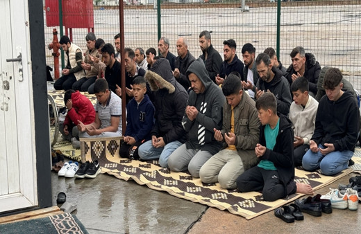 Deprem bölgesinde bayram namazı kılındı