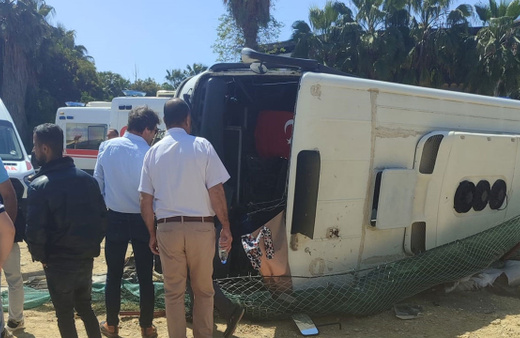 Antalya'da midibüs ve otomobil çarpıştı! 29 kişi yaralandı