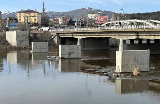 Ardahan'da eriyen kar sonrası Kura Nehri taştı