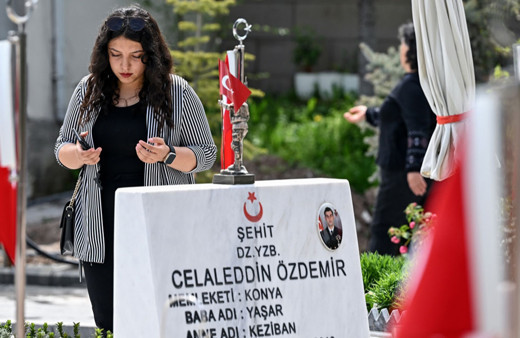 Cebeci Askeri Şehitliği'nde ziyaretçi yoğunluğu