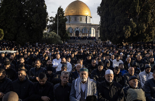 İsrail'e rağmen 60 bin Filistinli Mescid-i Aksa'da bayram namazı kıldı!