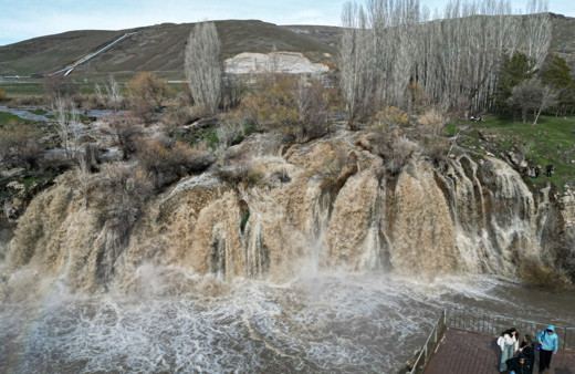 Karların erimesi ve yağışlar Muradiye Şelalesi'ni coşturdu